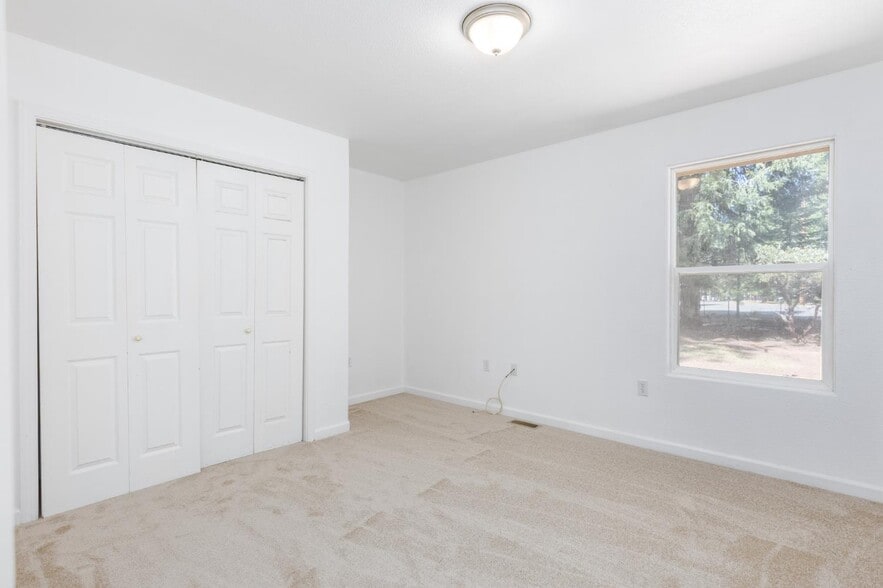 Building Photo - 6885 Kings Row Dr