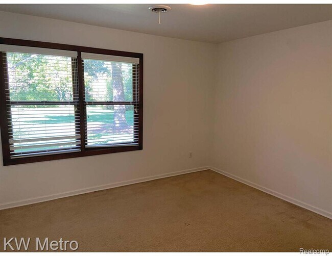 Building Photo - 561 Yorkton Ln