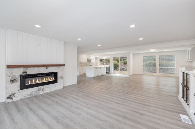 Building Photo - 5 bed 4 bath home in somerset available 9/1