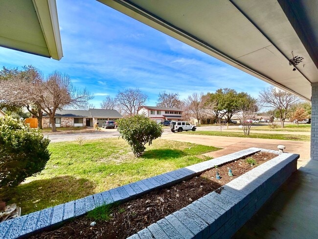 Building Photo - Warm & Inviting 3 Bed, 2 Bath Home with 2-Car Garage & Fireplace