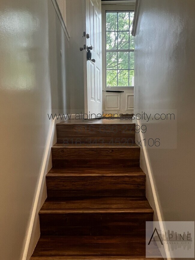 Building Photo - Northland Split Level All Electric!