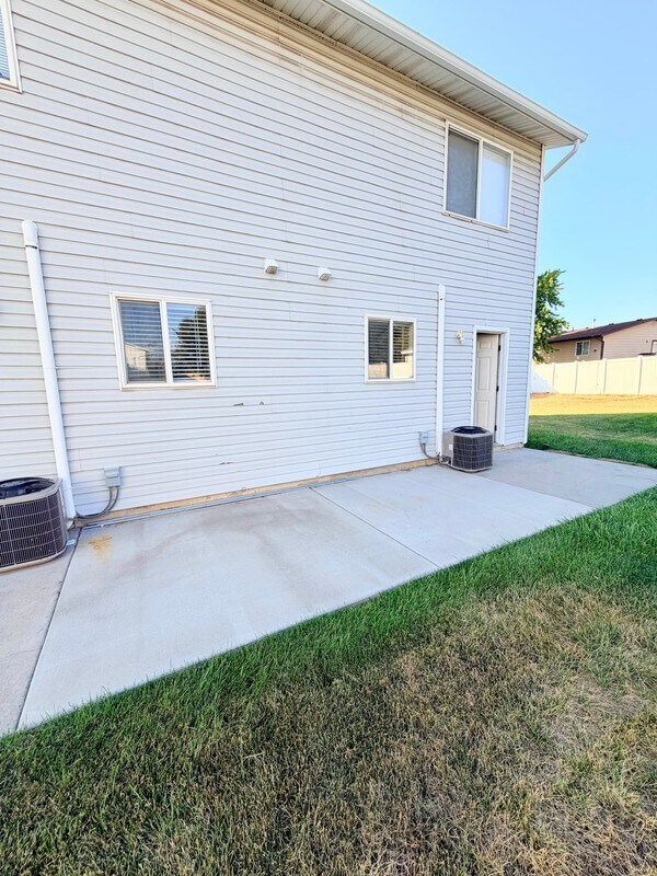 Building Photo - 682 N 400 W