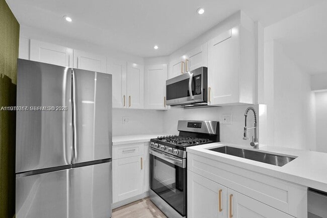 Building Photo - 2201 Brickell Ave