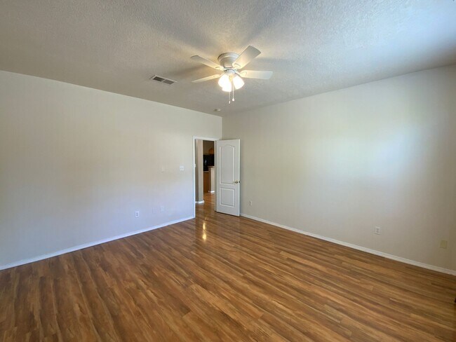 Building Photo - 3 Bedroom Single Story Home Available Near...