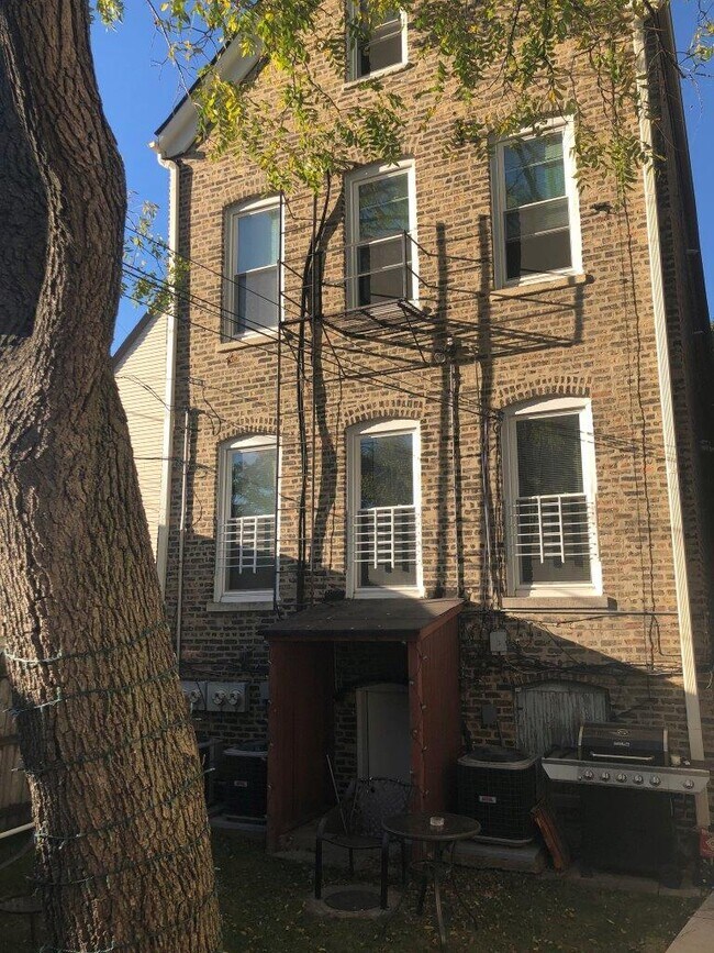 Building Photo - 2245 W Shakespeare Ave