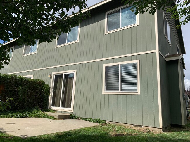 Building Photo - 404 River Ave