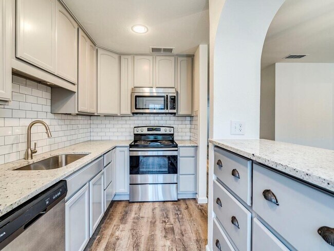 Building Photo - 8305 Summer Side Dr