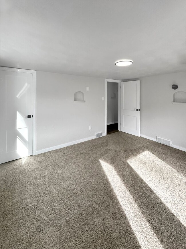 Building Photo - Welcome to this newly remodeled gem located in the heart of Collier, PA.