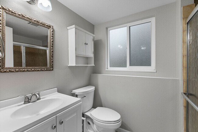 Building Photo - Students Welcome! Spacious 5 Bedroom Home in West Fort Collins