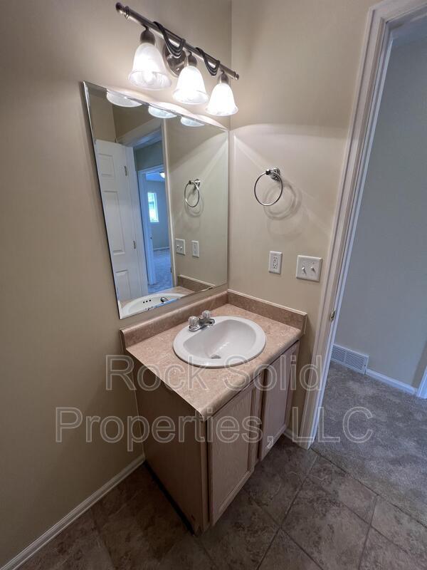 Building Photo - 405 E 5th St