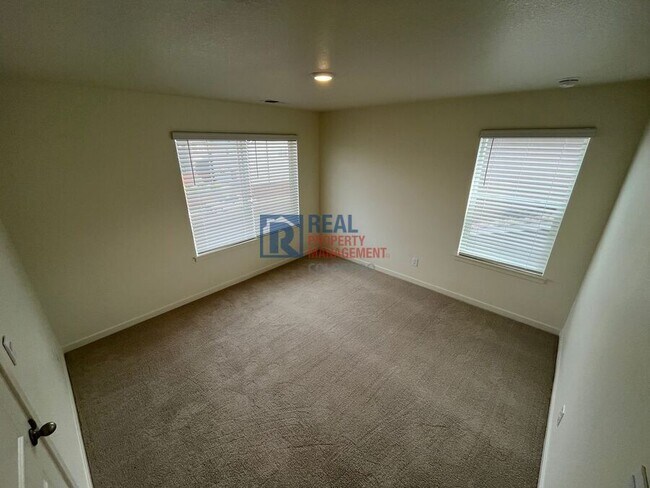 Building Photo - 2494 Wren Dr