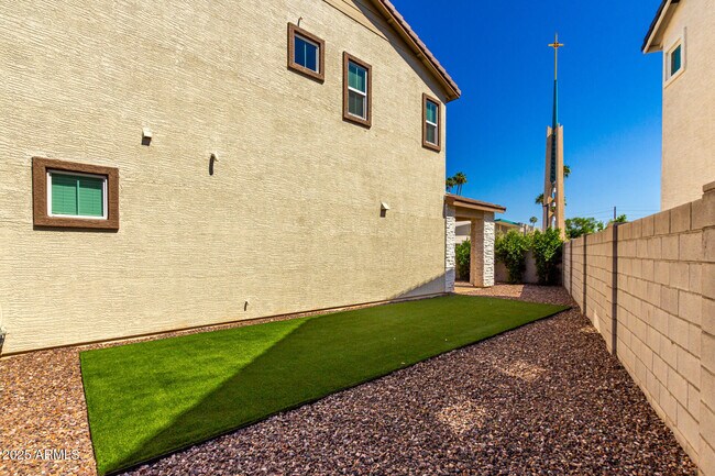 Building Photo - 1531 W Sierra Vista Dr