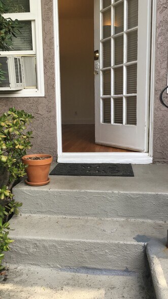 Building Photo - 2035 N Vista del Mar Ave