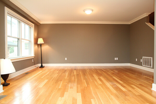 Building Photo - 109 Forest St