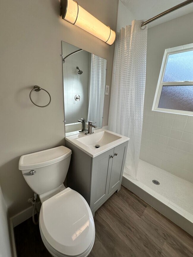 Building Photo - Darling remodeled 5 bedroom 2 bathroom home in the heart of Ogden