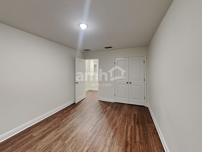 Building Photo - 1028 Sky Lks Dr