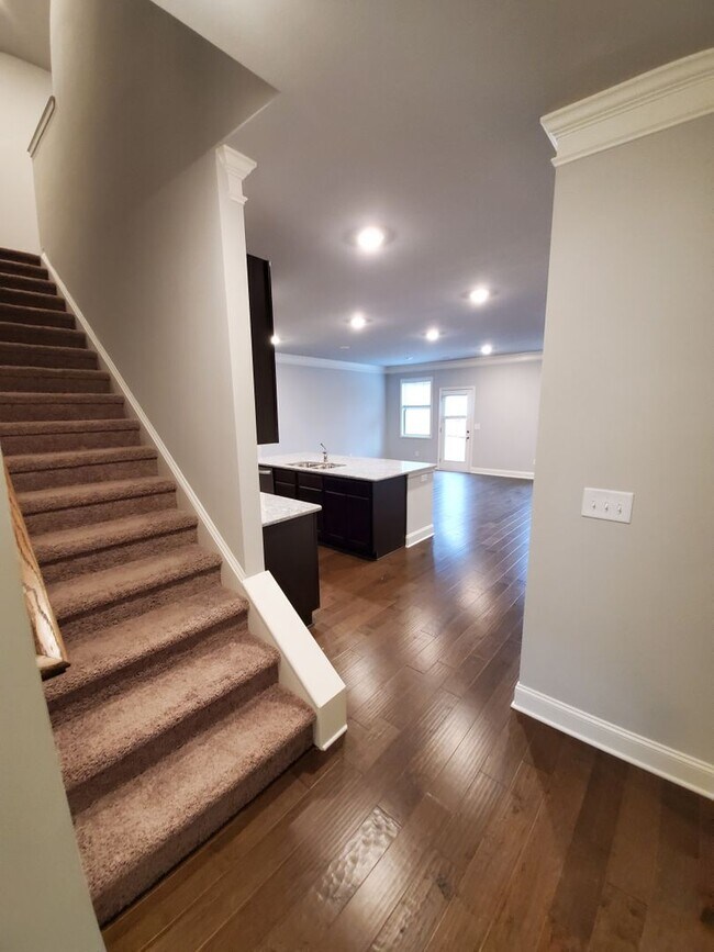 Building Photo - Charming 3-Bedroom Townhome with Stylish F...