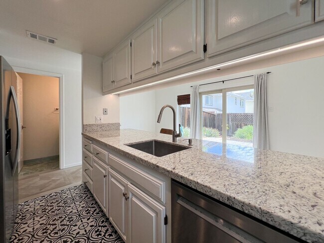 Building Photo - Beautifully Remodeled St. Helena Townhome with Pool Access & 2-Car Garage