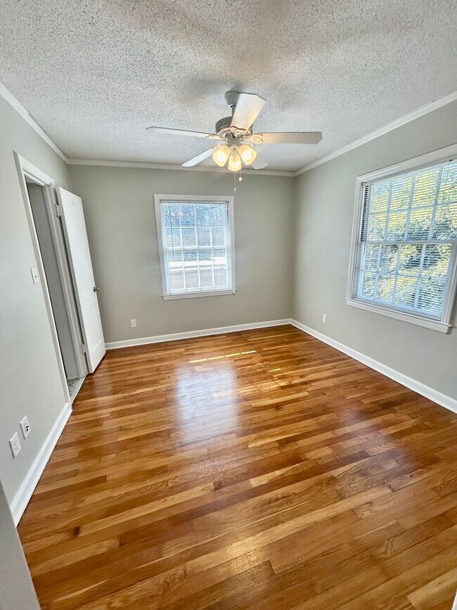 Building Photo - Charming Upstairs Unit - Steps from Habersham Village!