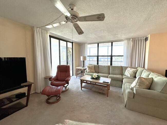 Building Photo - STUNNING SEASONAL 2/2 CORNER CONDO WITH OV...