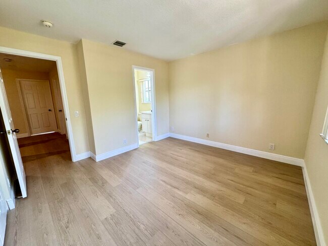 Building Photo - 898 Tulip Cir