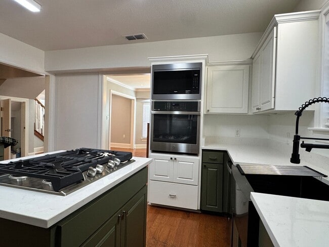 Building Photo - 627 W 2nd St