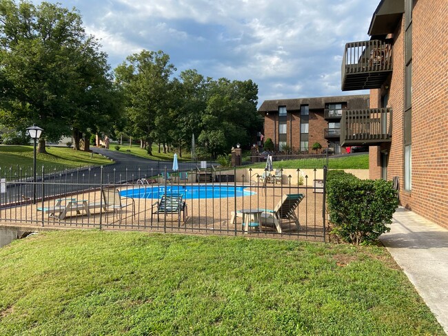 Building Photo - Taneycomo Terrace Condominium - Lakefront