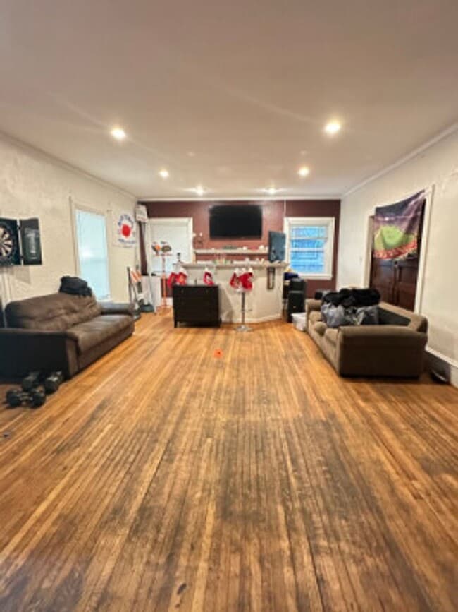 Building Photo - BC / Cleveland Circle 10 Bed/3.5 Bath House on Orkney Rd for September 2026