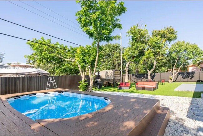 Building Photo - 1200 NW 18th Ct