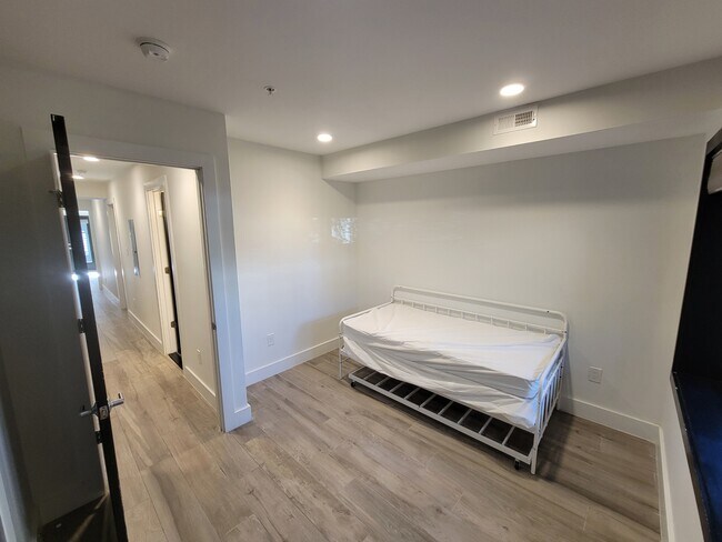 Building Photo - 724 Taylor St NW