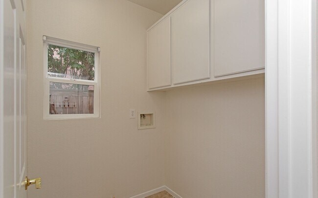 Building Photo - 2159 Island Shore Way