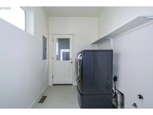 Building Photo - 153 NE Porto Way