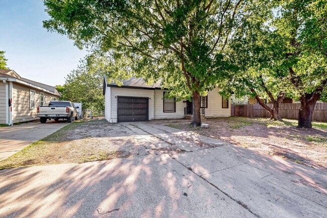 Building Photo - Charming 2-Bedroom Cottage with Big Backyard