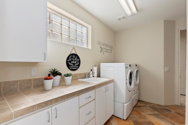 Building Photo - 79315 Mandarina