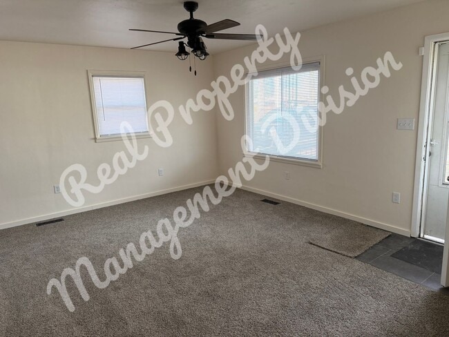 Building Photo - 2 Bed / 1 Bath + Office | Fenced Yard | 2-Car Garage | Quiet Street