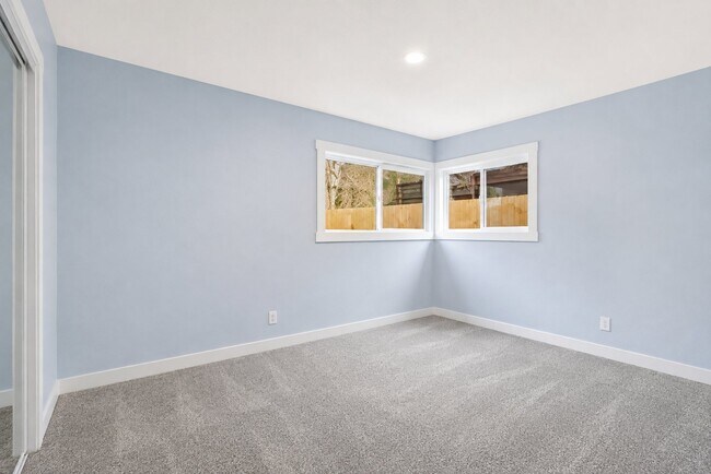 Building Photo - 1051 W Oak St