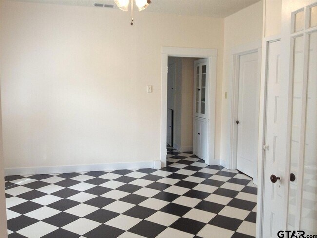 Building Photo - 632 Nacogdoches St