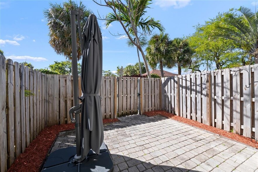 Building Photo - 340 City View Dr