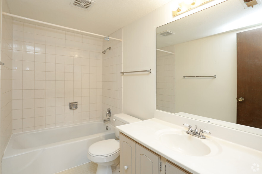 3BR, 2BA - 1,350 SF - Bathroom - Windsor Woods