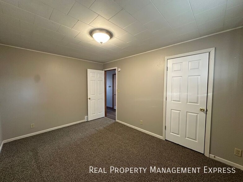 Building Photo - 2 Bed 1 Bath Apartment