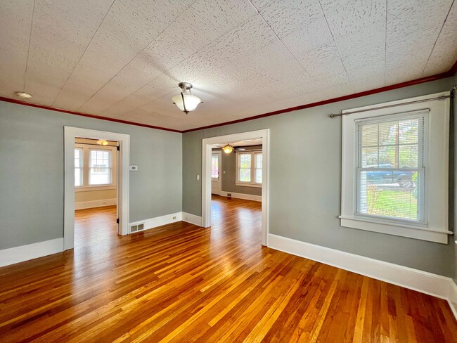 Building Photo - Charming West Asheville Home!