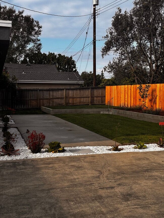 Building Photo - Spacious 3 Bed 2 Bath in 55+ Community, In...