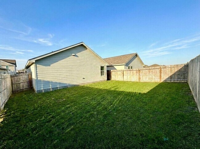 Building Photo - **APPLICATION RECEIVED** *MOVE IN SPECIAL* Charming 3/2 Home with Garage, Fenced Backyard & Commu...
