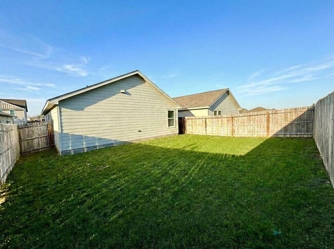 Building Photo - Charming 3/2 Home with Garage, Fenced Backyard & Community Amenities!