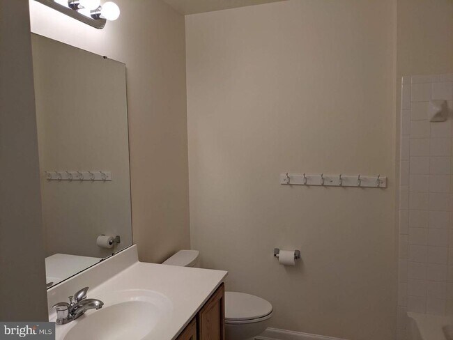 Building Photo - 625 Village Ct