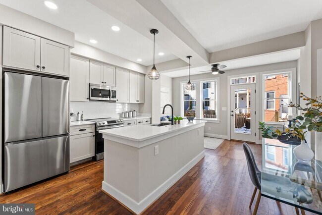 Building Photo - 705 Kentucky Ave SE