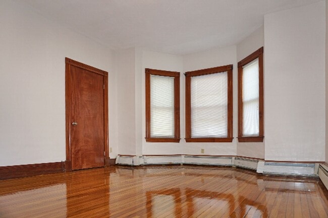 Building Photo - 3bed 2 bath in Waltham is available 8/1