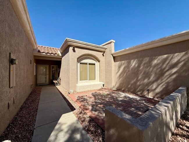 Building Photo - Spectacular furnished 2 bedroom townhouse ...