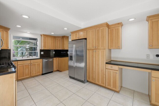 Building Photo - 5658 Slicers Cir
