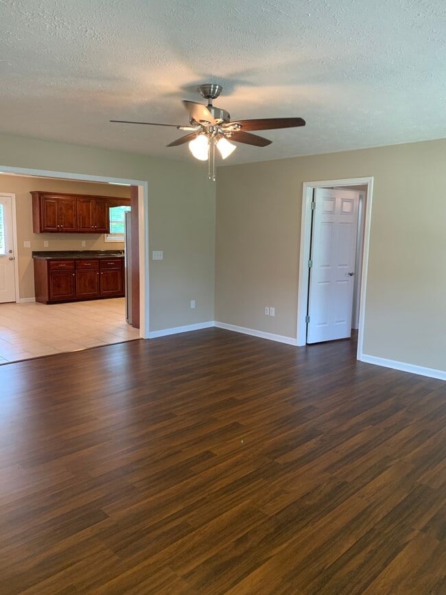 Building Photo - Beautiful 3 Bed, 2 Bath home located in Ma...
